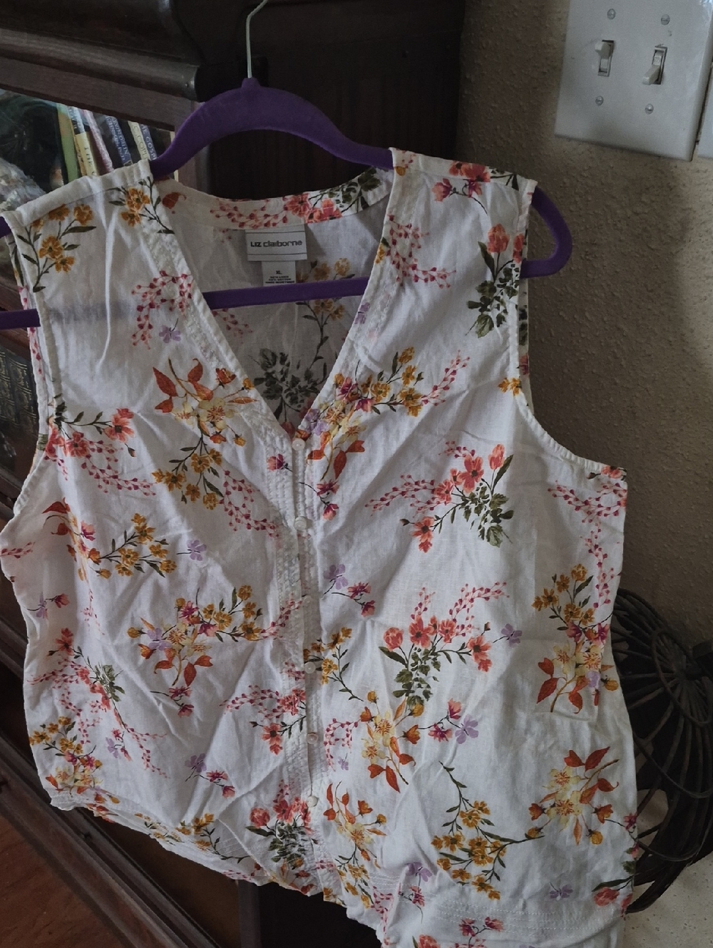 Liz Claiborne White Floral V-Neck Sleeveless Camisole